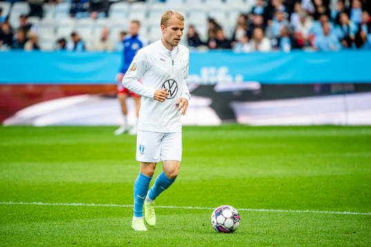 Malmö FFs Oscar Lewicki värmer upp innan fotbollsmatchen