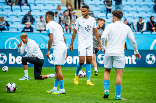 Malmö FFs Isaac Kiese Thelin värmer upp med lagkamraterna