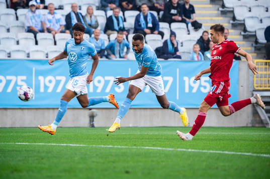 Malmö FFs Isaac Kiese Thelin och Joseph Ceesay och IFK