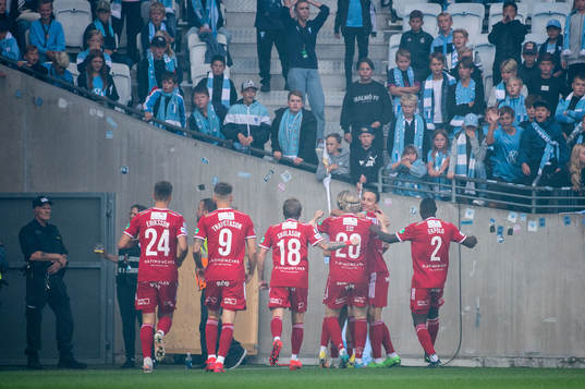 IFK Norrköpings Jacob Ortmark jublar med lagkamrater