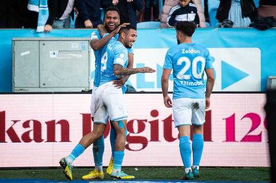 Malmö FFs Isaac Kiese Thelin jublar med Sergio Pena och