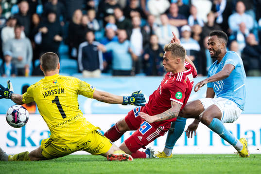 Malmö FFs Isaac Kiese Thelin gör 2-1 bakom IFK