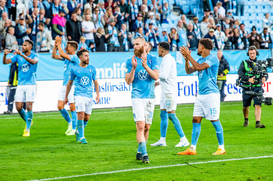 Malmö FFs Jo Inge Berget jublar med lagkamraterna
