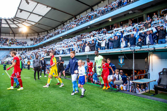 Spelarna kommer in på Eleda stadion innan fotbollsmatchen