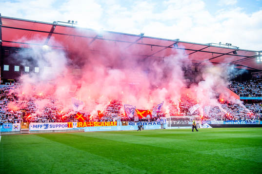 Bengaliska eldar på Eleda stadion innan fotbollsmatchen i