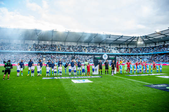 Spelarna ställer upp på Eleda stadion innan