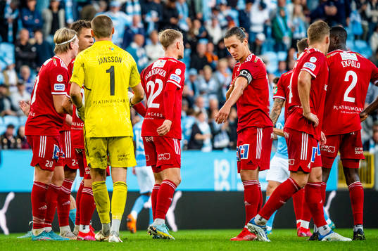 IFK Norrköpings Jonathan Levi deppar med lagkamraterna