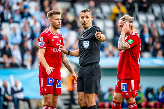 Domare Bojan Pandzic och IFK Norrköpings Arnór Traustason
