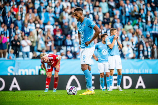 Malmö FFs Isaac Kiese Thelin innan straffen