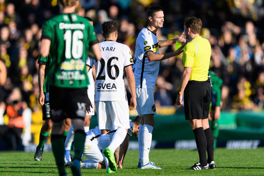 s Mikael Lustig i diskussion med domare Joakim Östling