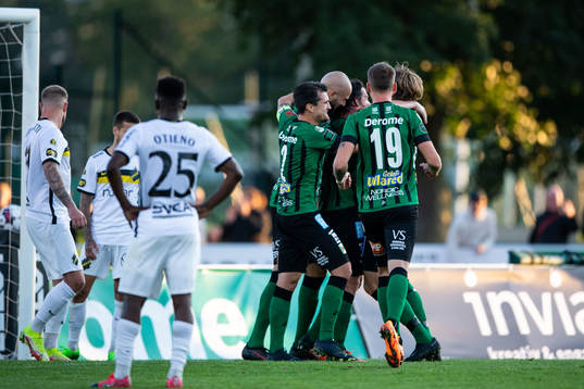 Varbergs Robin Tranberg jublar med lagkamrater