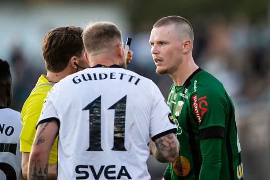 AIKs John Guidetti och Varbergs Anton Liljenbäck i