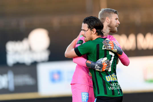 Varbergs Robin Tranberg och målvakt Fredrik Andersson