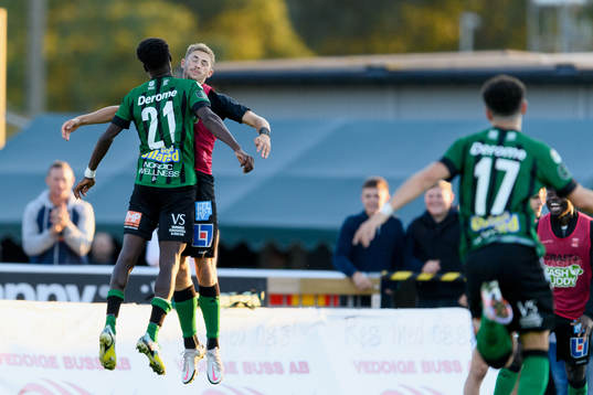 Varbergs Filipe Sisse jublar med Oliver Alfonsi