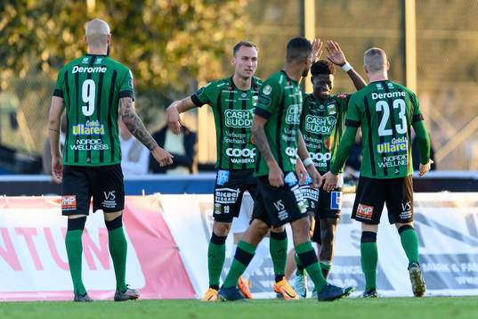 Varbergs Filipe Sisse jublar med laget