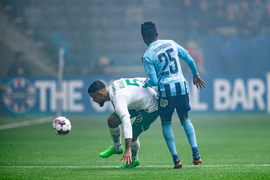 Hammarbys Mohanad Jeahze och Djurgårdens Amadou Doumbouya