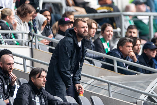 Hammarbys Mads Fenger på läktaren