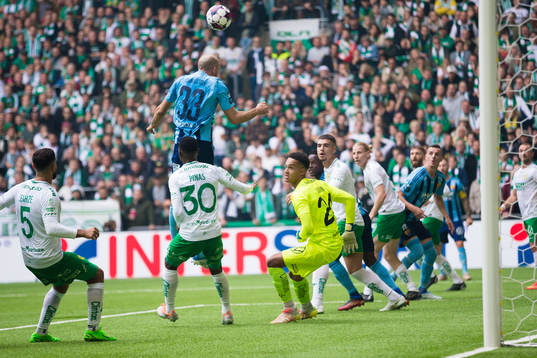 Djurgårdens Marcus Danielson och Hammarbys målvakt Oliver
