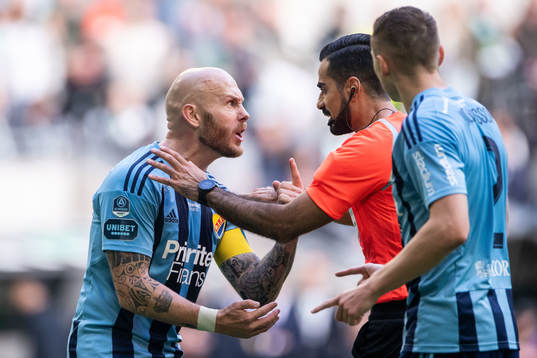 Djurgårdens Magnus Eriksson reagerar på domslut av Domare