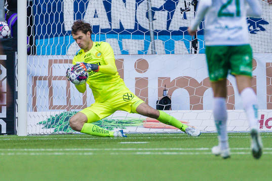 Hammarbys målvakt Davor Blazevic med en räddning