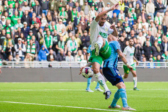 Hammarbys Loret Sadiku och Djurgårdens Magnus Eriksson i