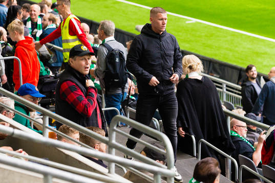 Djurgårdens Victor Edvardsen på läktaren
