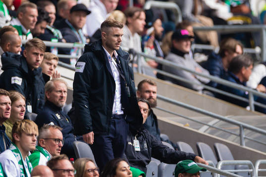 Hammarbys Richard Magyar på läktaren