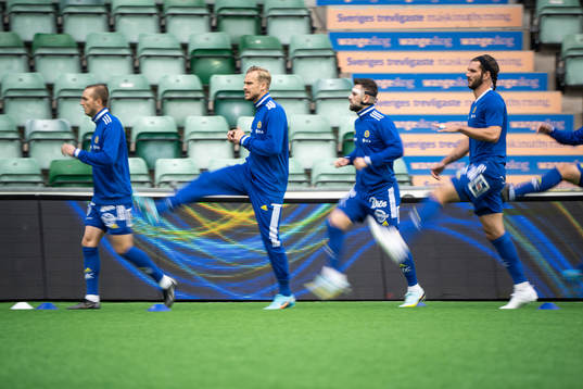 GIF Sundsvalls Pontus Engblom värmer upp med lagkamrater