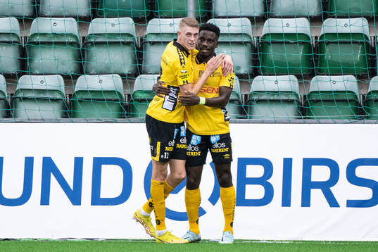 Elfsborgs Alexander Bernhardsson och Michael Baidoo jublar
