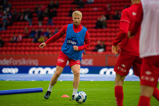 Sivert Heltne Nilsen of Brann warms up