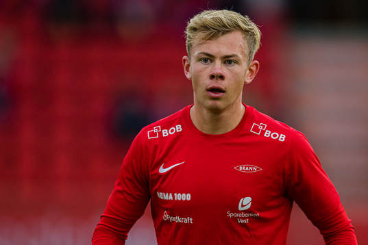 Aune Selland Heggebø of Brann warms up