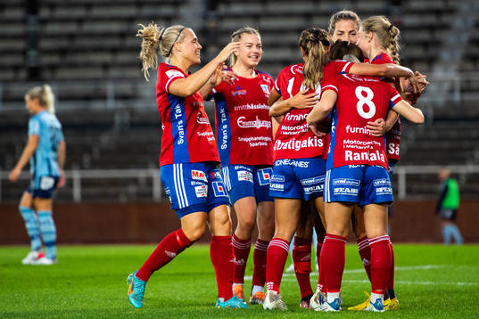 Vittsjös Jutta Rantala jublar med lagkamrater