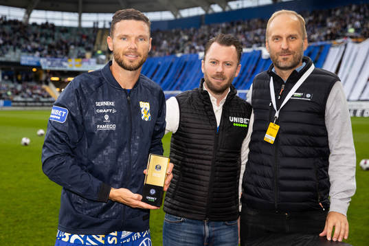 IFK Göteborgs Marcus Berg tar emot pris för Månadens