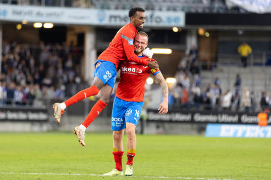 Helsingborgs Taha Ali och Alexander Faltsetas jublar