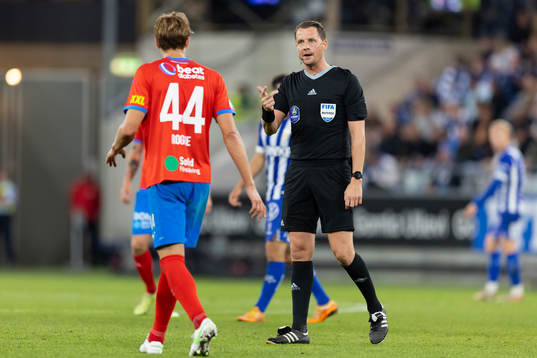 Helsingborgs Thomas Rogne och domare Andreas Ekberg