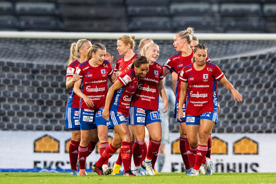Vittsjös Jutta Rantala jublar med lagkamrater
