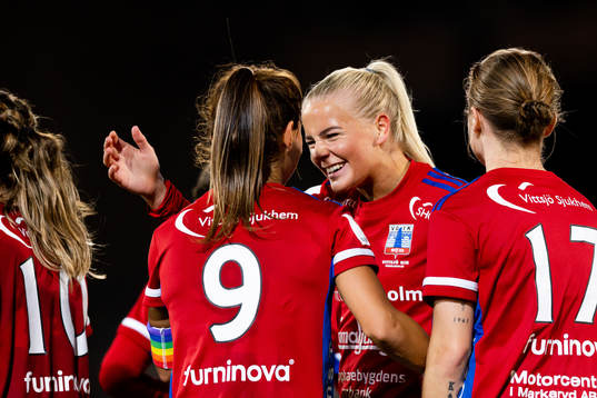 Vittsjös Moa Karlsson jublar med Elisabet Klinga