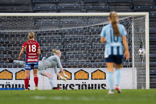 Vittsjös Jutta Rantala , ej i bild, gör 0-2 bakom