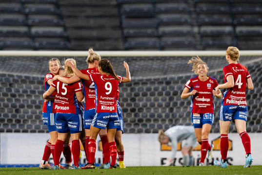 Vittsjös spelare jublar med Jutta Rantala