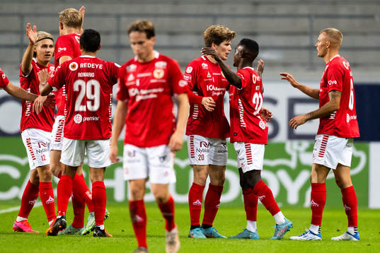 Kalmars Nahom Girmai Netabay jublar med lagkamrater