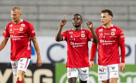Kalmars Nahom Girmai Netabay jublar med Rasmus Sjöstedt