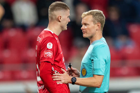 Domare Fredrik Klitte och Kalmars Davíd Kristján Ólafsson