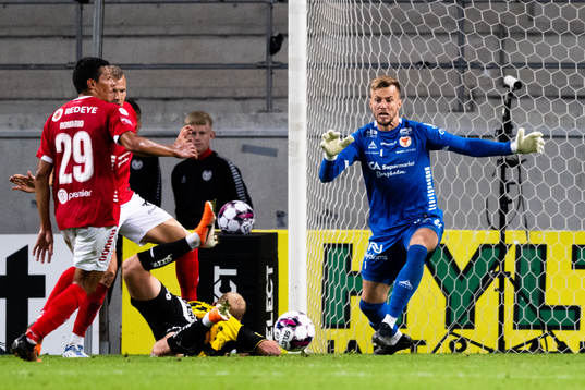 Häckens Mikkel Rygaard Jensen och Kalmars målvakt Ricardo