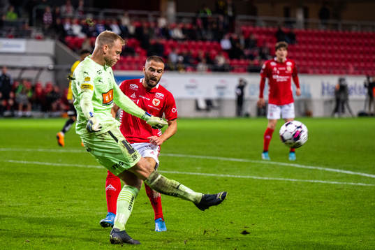 Häckens målvakt Peter Abrahamsson och Kalmars Filip