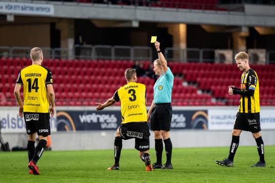 Domare Fredrik Klitte delar ut en varning till Häckens