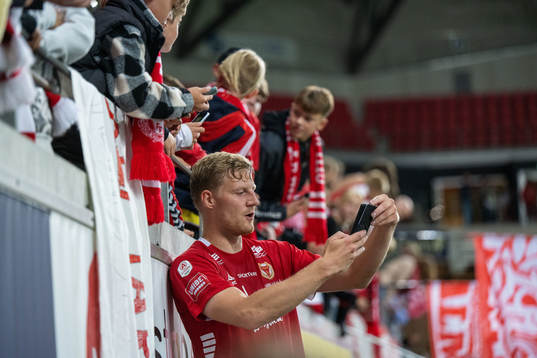 Kalmars Lars Sætra tar en selfie