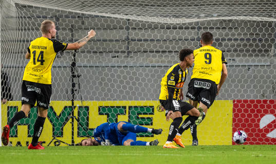 Häckens Tobias Sana jublar