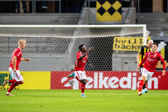 Kalmars Nahom Girmai Netabay jublar med Carl Gustafsson och