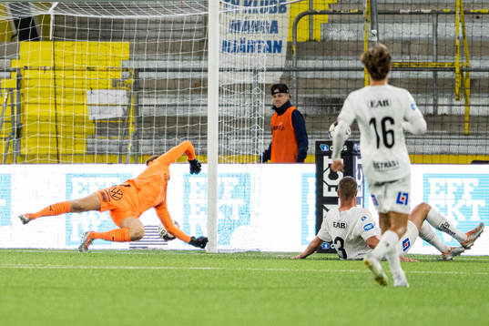 Halmstads målvakt Malkolm Nilsson Säfqvist ser bollen gå
