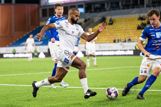 Halmstads Phil Ofosu-Ayeh och Norrbys Alexander Salo